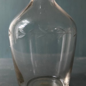 Carafe à liqueur ancienne 1900 gravée image 3