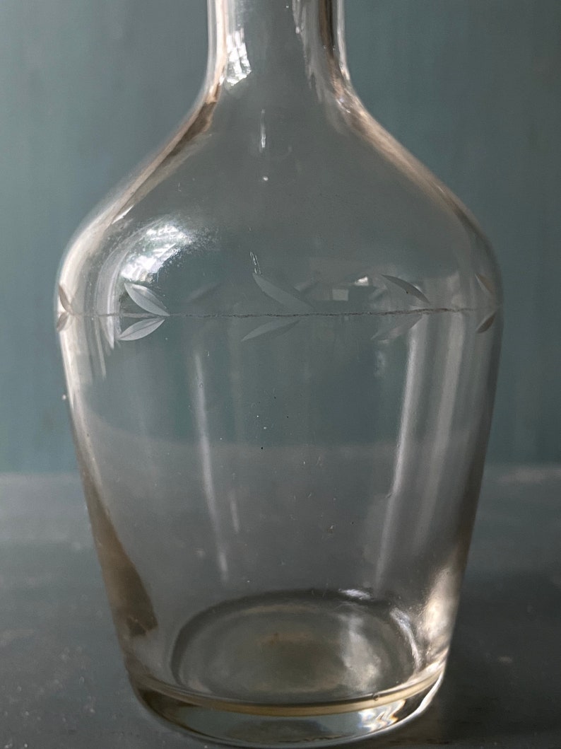 Carafe à liqueur ancienne 1900 gravée image 3