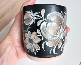 mug peint à la main - noir avec des fleurs beiges