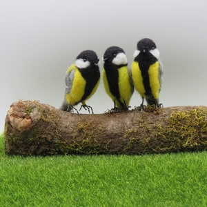 Mésange charbonnière en laine feutrée piquée.