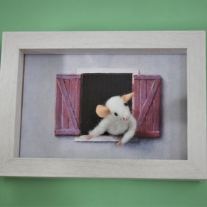 Mouse bianco in lana cardata infeltrita, cornice decorativa.