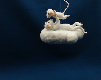 Souris  blanche en laine cardée feutrée, nuage à suspendre déco.