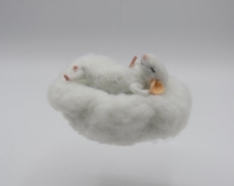 mobile souris blanche endormie sur un nuage.