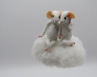 Couple de souris blanches en laine feutrée piquée.