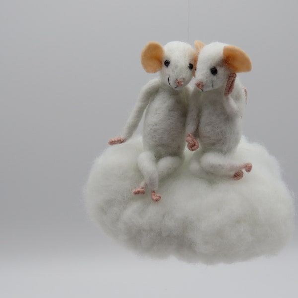 Couple de souris blanches en laine feutrée piquée.