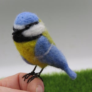 Mésange bleue  en  laine feutrée oiseau de nos jardins.