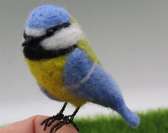 Mésange bleue  en  laine feutrée oiseau de nos jardins.