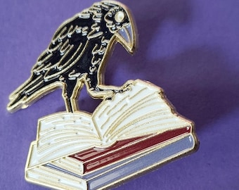 Broche en métal émaillé représentant un oiseau noir représentant un corbeau, symbole gothique de Poe, couleur or, violet et blanc - Livraison gratuite dans l&#39;UE
