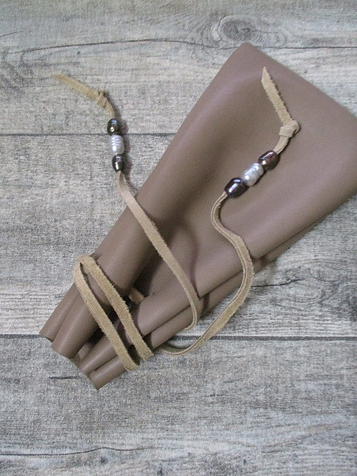 Sac en cuir sac à bijoux sac à dés argent chat marron clair, bracelet en cuir perles en daim perles de culture d'eau douce