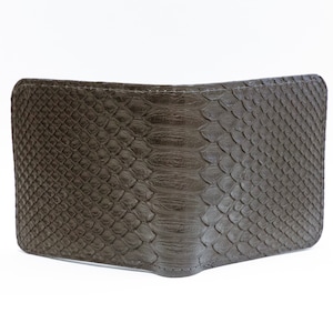 Cartera plegable o billetera de piel de cordero o pitón negra mate