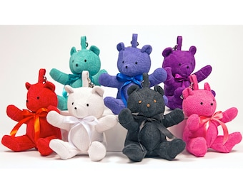 Llavero de osito de gamuza: colgante para bolso hecho a mano con lazo de satén