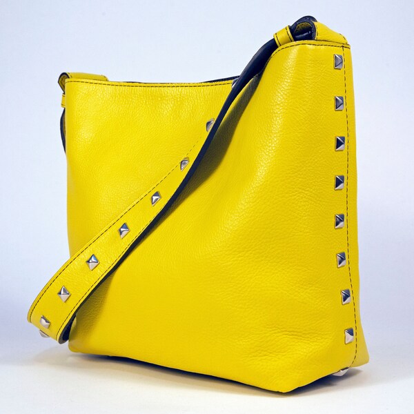 Bolso de hombro con tachuelas para mujer en cuero amarillo y herrajes plateados