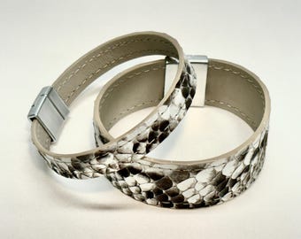 Brazalete/pulsera de pitón mate natural genuino sin teñir con cierre magnético de plata. Dos tamaños: 0,5" y 1".