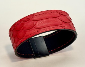 Echtes Rot / Schwarz Python Leder Armband / Manschette mit matt schwarzem Magnetverschluss 2,5 cm breit