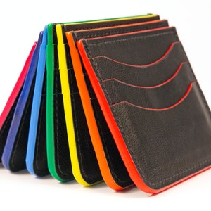 Tarjetero unisex de piel de becerro negra con borde en contraste (rojo, naranja, amarillo, verde, azul, índigo, violeta)