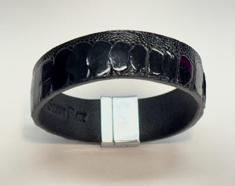 Echtes schwarzes Straußenleder Armband/Manschette mit silberfarbenem Magnetverschluss