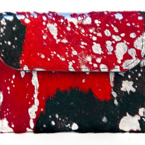Cartera pequeña de piel de becerro lavada con ácido en color negro, plateado, naranja y rojo para mujer