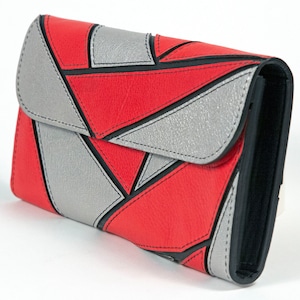 Cartera de mano de mujer con diseño de patchwork en piel plateada y roja