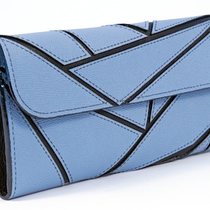 Cartera de mano de mujer con diseño de patchwork en piel azul