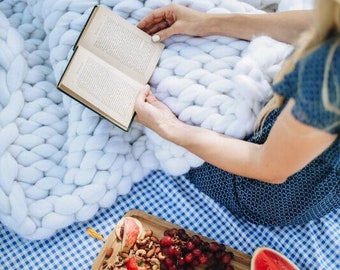 Chunky knit blanket /throw, 100 % merino wool, handmade in NY, USA. Available for shipping in 1-3 business days.