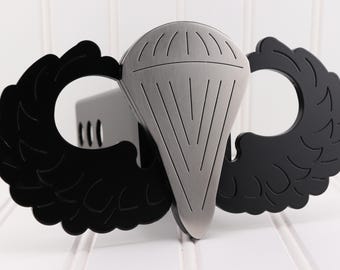 Cubierta de enganche para insignia de paracaidista en acero inoxidable/negro mate. Compatible con receptores de enganche de 2".