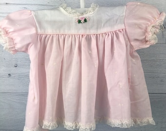 9 meses Vintage vestido rosa con estampado de corazón blanco, pecho blanco semitransbordado de rayas con corazón bordado & flores de Margarita, ribete de encaje, muñeca