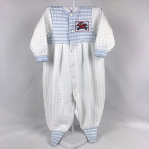 3-6 Monate Vintage Carter weiß gerippt strukturierte Footie Pyjamas mit Baby blau gestreift Top und Trims, bestickt rotes Auto in Quadrat, Snaps