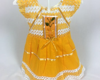 Arancione Giallo & Bianco Crochet Abito con arco a nastro, Trim e dettagli, pannello ricamato di fiore con suggerimenti di rosa e verde, cravatta sash