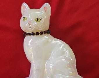 Figura vintage de Fenton de cristal blanco iridiscente con forma de gato y collar rojo, firmada por el artista.
