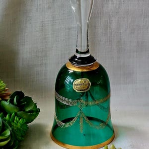 Campanello vintage Bohemia da 7&quot; in vetro verde con dettagli dorati, prodotto in Cecoslovacchia