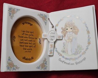 Enesco Precious Moments Keramieken gebedenboek fotolijst met kruis en meisje - Jesus Loves Me