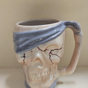 Studio Pottery Piratskalle Keramisk Mugg - Handmålad Spöklik Halloweendekoration