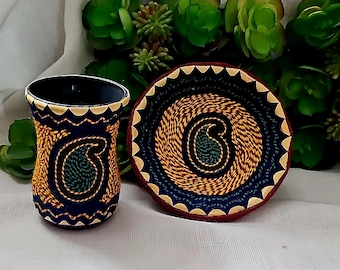 Handgefertigte kleine Schüssel und Tasse, gesticktes und verziertes Paisley-Design (Boteh-Muster).