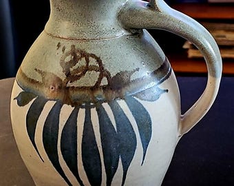 Jarra de gres pintada a mano: Emerson Creek Pottery, Bedford, Virginia.