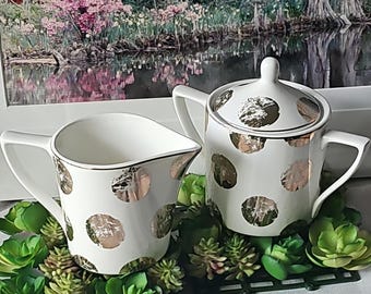 Juego de jarro para crema y azucarero de porcelana fina Grace con detalles de puntos dorados.