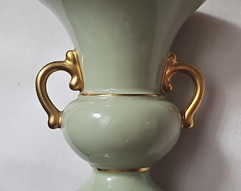 Vintage porseleinen bloemenvaas groen met sierlijke gouden handgrepen en versieringen