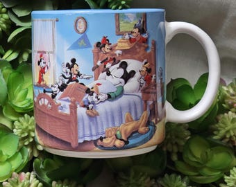 Kolekcjonerski ceramiczny kubek do kawy Disney z motywem Myszki Miki na przestrzeni lat, wyprodukowany w Japonii