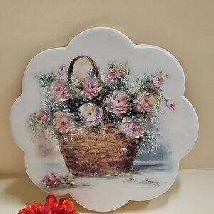 Salvamanteles vintage de cerámica rosa con forma de cesta de flores y borde festoneado.
