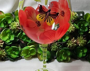Copa de vino pintada a mano con flores rojas y mariposas - Decoración de bar