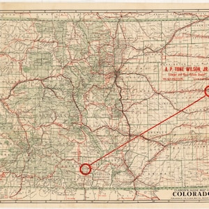 Puede incluir: Un mapa vintage de Colorado con líneas rojas que indican carreteras y ferrocarriles. El mapa se titula "Clason's Guide Map of Colorado" e incluye el texto "A.P. Tone Wilson, Jr. Lawyer and Real Estate Dealer, Burlington, Colorado".