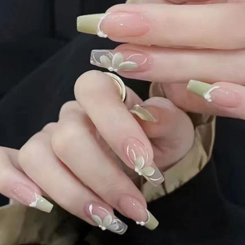 Nail kit màu xanh: Nếu bạn là người yêu thích màu xanh, hãy cùng chiêm ngưỡng bức ảnh này. Với một bộ kit nail chứa đựng những gam màu xanh tuyệt đẹp, bạn sẽ có những bộ móng tay cực độc và bắt mắt. Hãy tỏa sáng và làm mới bản thân với những bộ móng tay màu xanh tuyệt đẹp này.