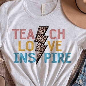 Enseigner l’amour Inspirer l’enseignant empilé guépard en détresse Léopard Crayon Éclair | Retour à l’école png | téléchargement de Sublimation coloré