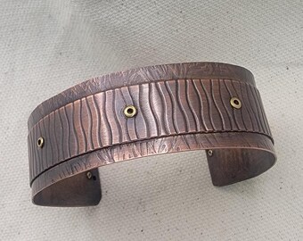 Handgemachtes Gehämmertes Kupfer Armreif - Rustikale Messing Nieten, Unisex