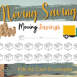 Op de afbeelding: Een afdrukbare verhuisspaartracker met de woorden "Moving Savings" in een decoratief lettertype. Het ontwerp bevat illustraties van verhuisdozen, een verhuiswagen en ruimte om spaardoelen bij te houden. De tekst "Fits A6 Cash Envelopes" is ook opgenomen.