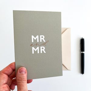 Cartão de casamento / Sr. e Sr. / Sálvia e Branco / Design minimalista / Caligrafia manuscrita