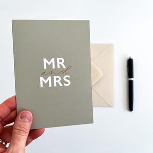 Cartão de casamento / Sr. e Sra. / Sálvia e Branco / Design minimalista / Caligrafia manuscrita