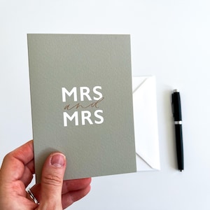 Tarjeta de boda / Señora y señora / Salvia y blanco / Diseño minimalista / Caligrafía manuscrita