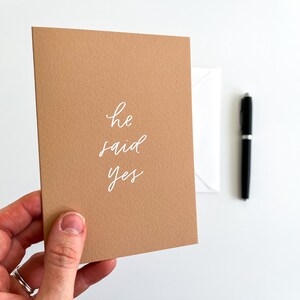 Carte de fiançailles / Il a dit oui / Rouille et blanc / Design minimaliste / Calligraphie manuscrite