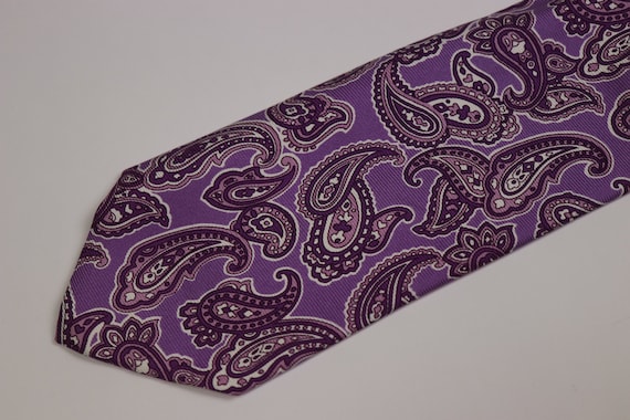 beautiful button details Size M Vintage VS Silk Sleepshirt in Amethyst with paisley design 1990s
