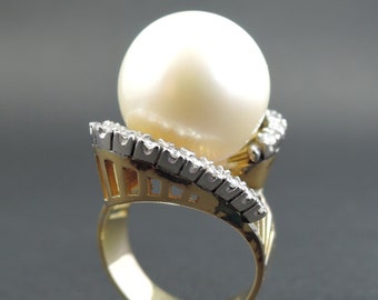 Beautiful Cultured Pearl ring and diamonds, gold and Platinum, vintage.